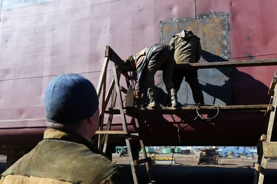 Opening Verkhnyaya Volga River for navigation