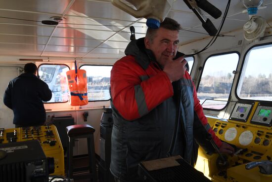 Opening Verkhnyaya Volga River for navigation