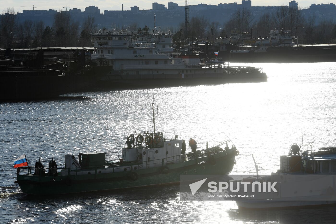 Opening Verkhnyaya Volga River for navigation