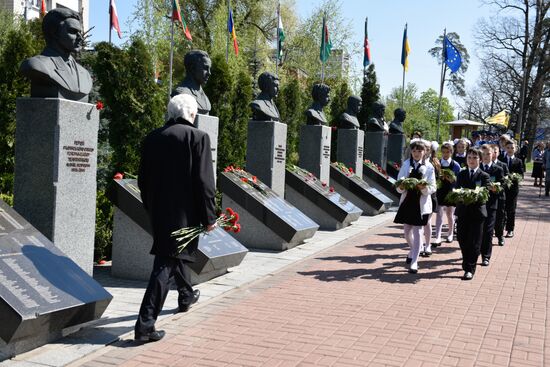 Kiev commemorates victims of Chernobyl disaster