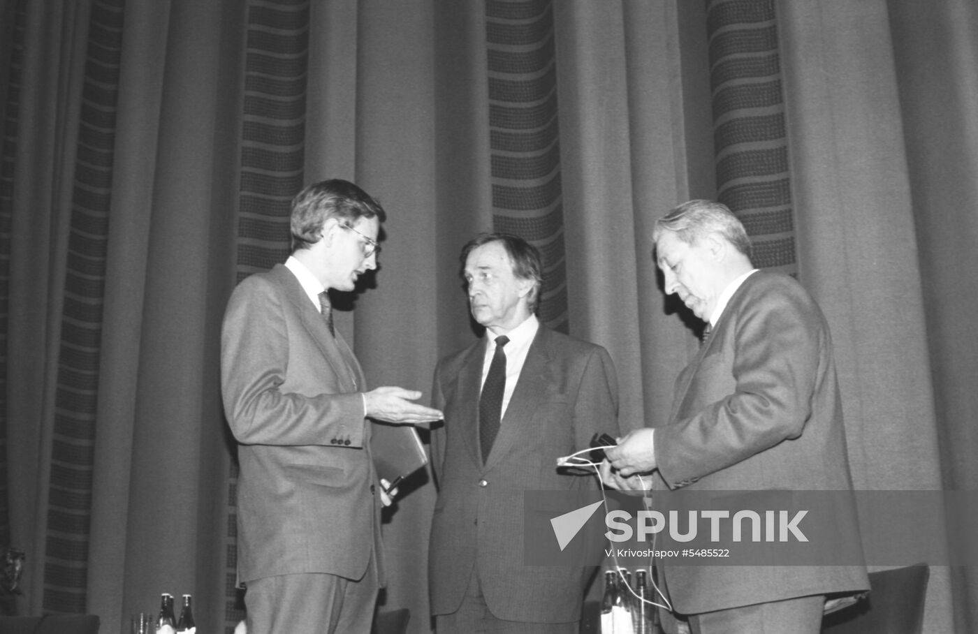 Swedish politician Carl Bildt and APN Chairman Vladimir Falin
