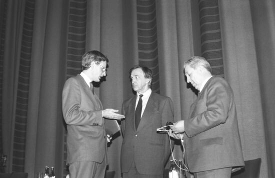 Swedish politician Carl Bildt and APN Chairman Vladimir Falin