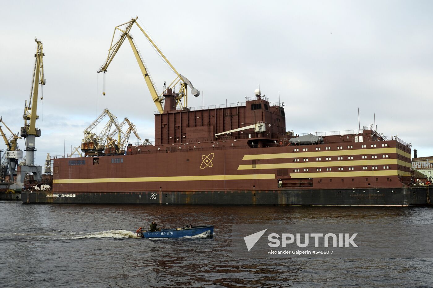 Floating nuclear plant departs from St. Petersburg