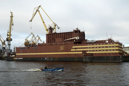 Floating nuclear plant departs from St. Petersburg