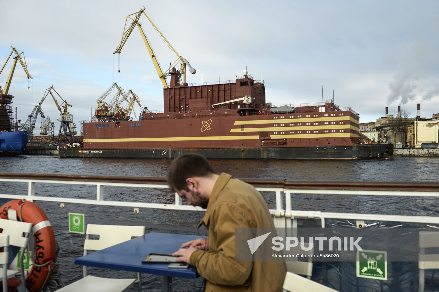 Floating nuclear plant departs from St. Petersburg