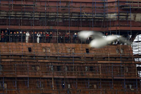 Floating nuclear plant departs from St. Petersburg
