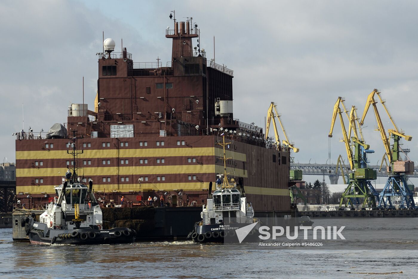 Floating nuclear plant departs from St. Petersburg