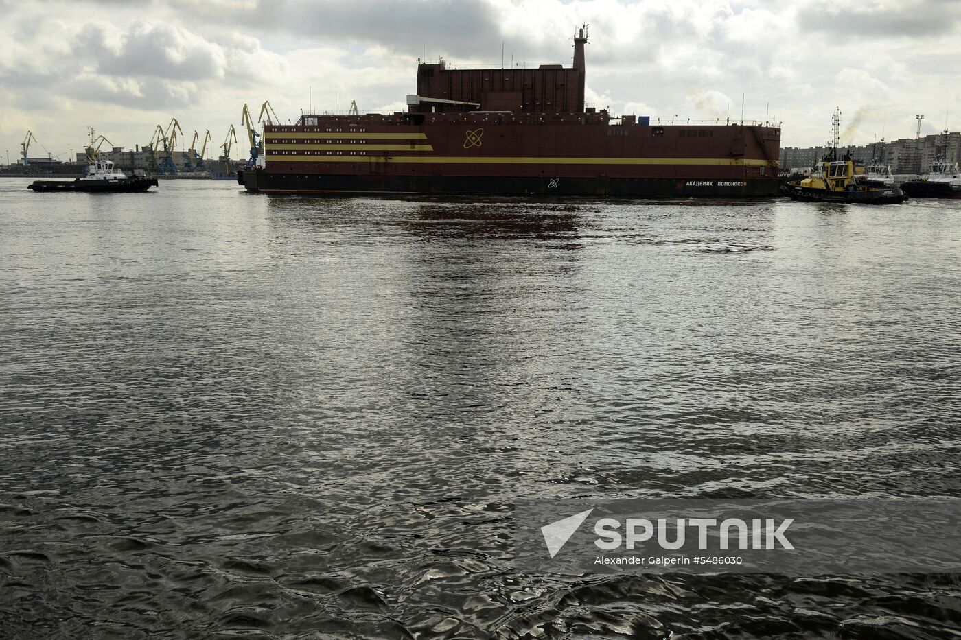 Floating nuclear plant departs from St. Petersburg
