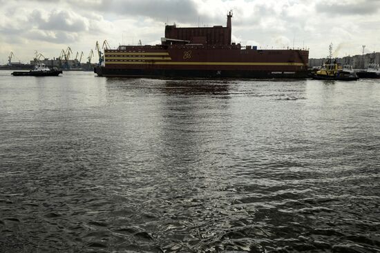 Floating nuclear plant departs from St. Petersburg
