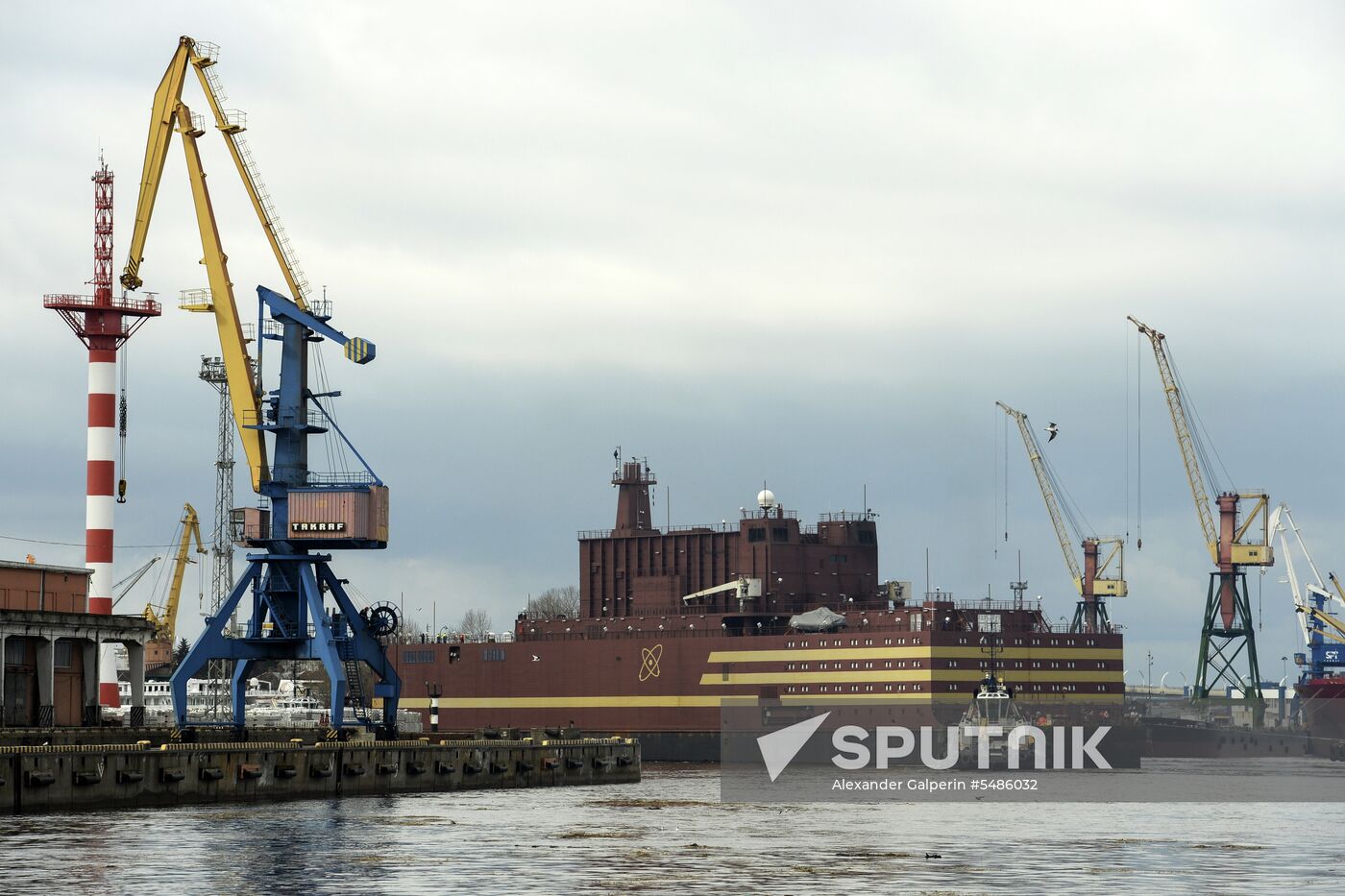 Floating nuclear plant departs from St. Petersburg