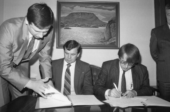Signing contract between USSR and Netherlands