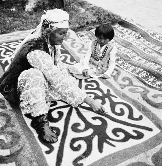 Kirghiz carpet maker