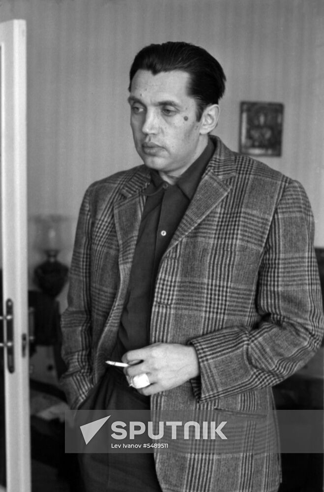 Soviet poet Robert Rozhdestvensky