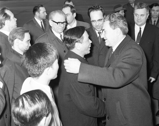 Le Duan visits USSR