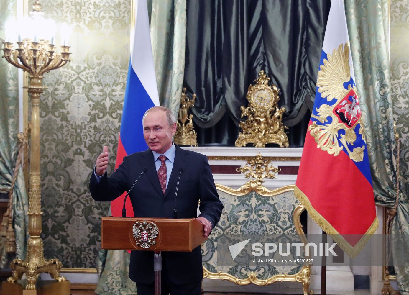 President Putin meets with government members in Kremlin