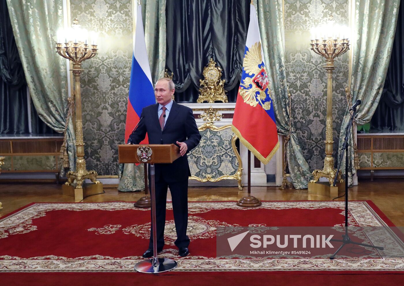 President Putin meets with government members in Kremlin