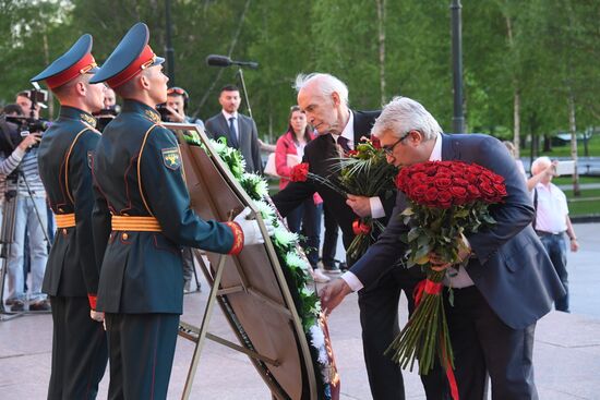 Maintenance of eternal flame burners at Tomb of Unknown Soldier