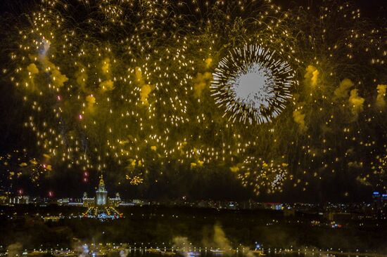Fireworks display to mark Victory Day in Moscow