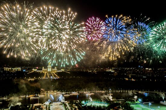 Fireworks display to mark Victory Day in Moscow