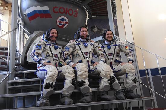 ISS Expedition 56-57 crew qualification training. Day two
