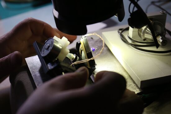 Craftsman from Novosibirsk carves copy of World Cup trophy on poppy seed