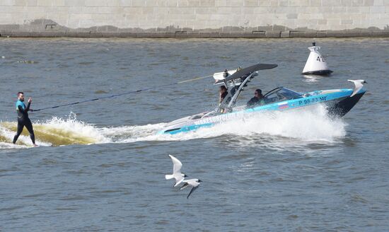 Parade marks Moskva River navigation season opening