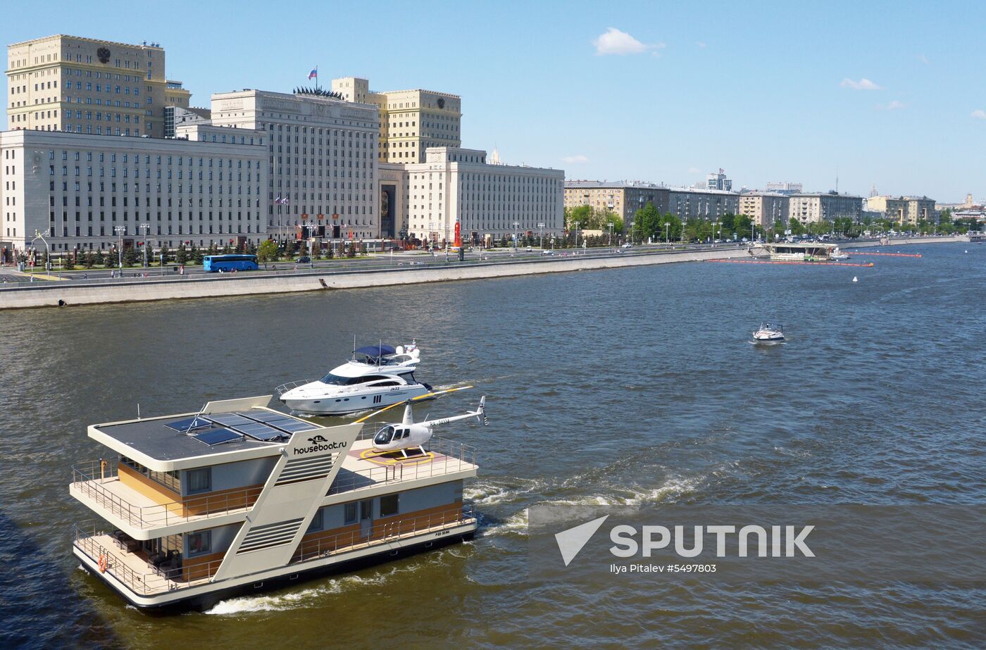 Parade marks Moskva River navigation season opening