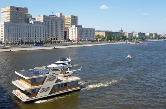 Parade marks Moskva River navigation season opening