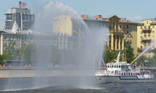 Parade marks Moskva River navigation season opening