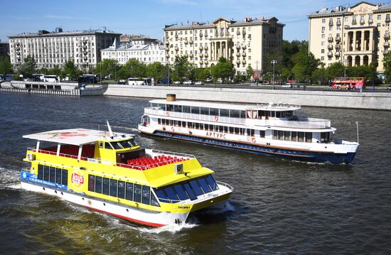 Parade marks Moskva River navigation season opening