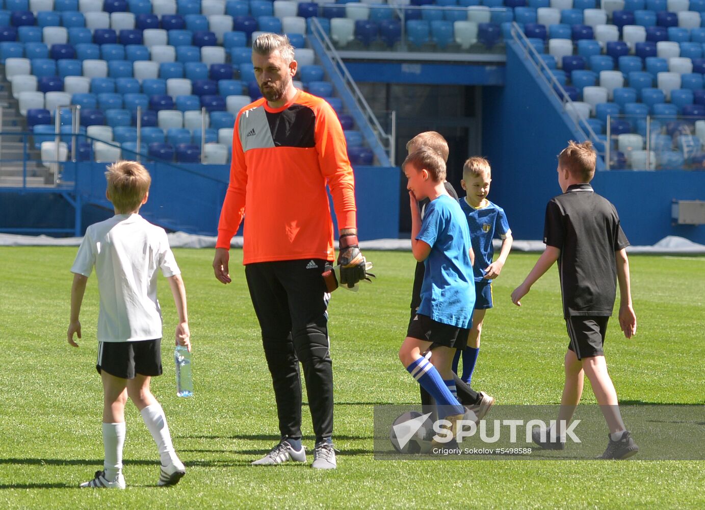 Stipe Pletikosa visits Nizhny Novgorod Stadium