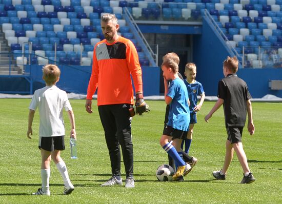 Stipe Pletikosa visits Nizhny Novgorod Stadium