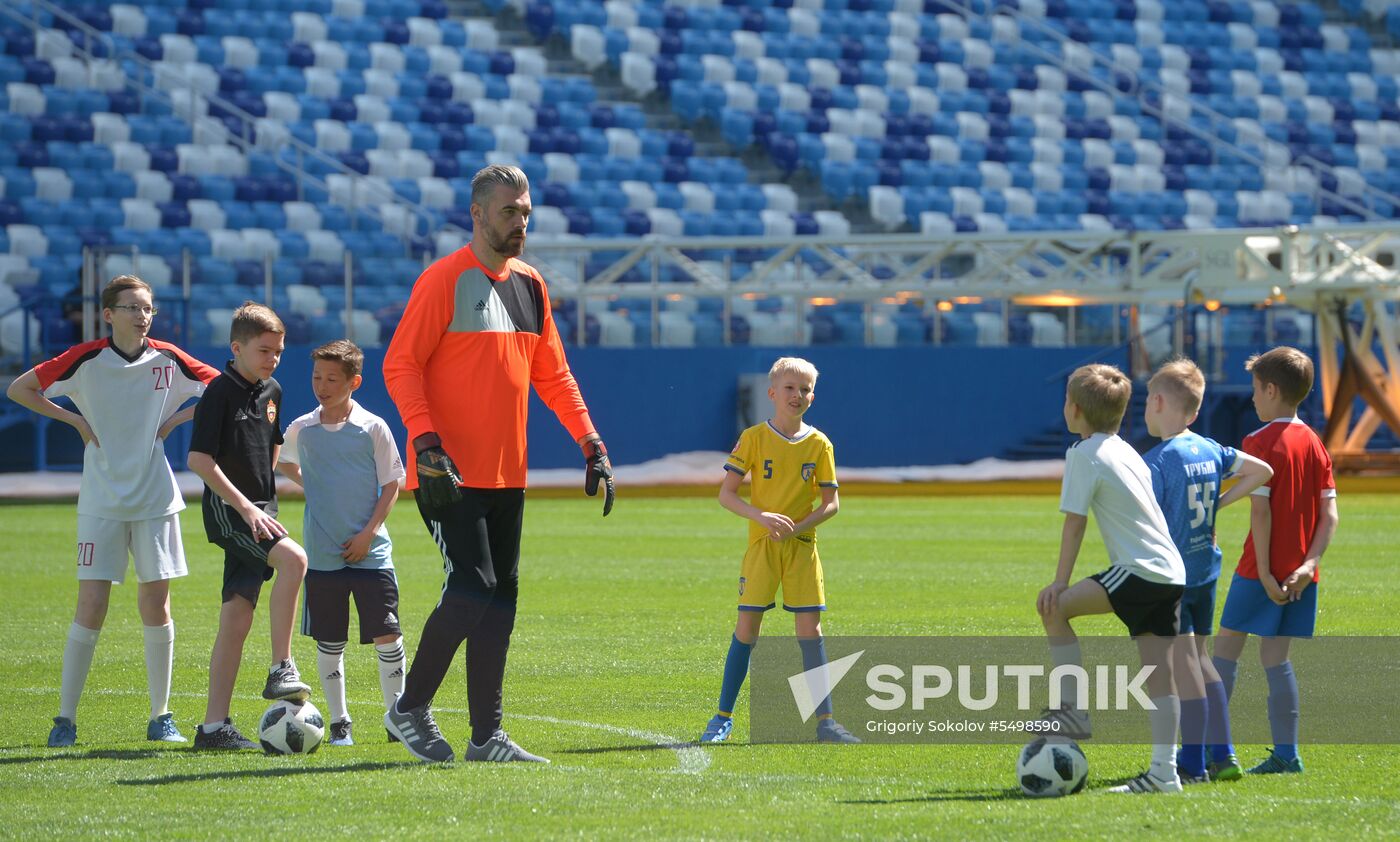 Stipe Pletikosa visits Nizhny Novgorod Stadium