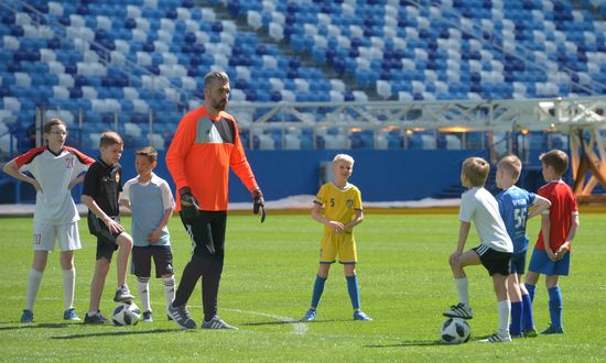 Stipe Pletikosa visits Nizhny Novgorod Stadium