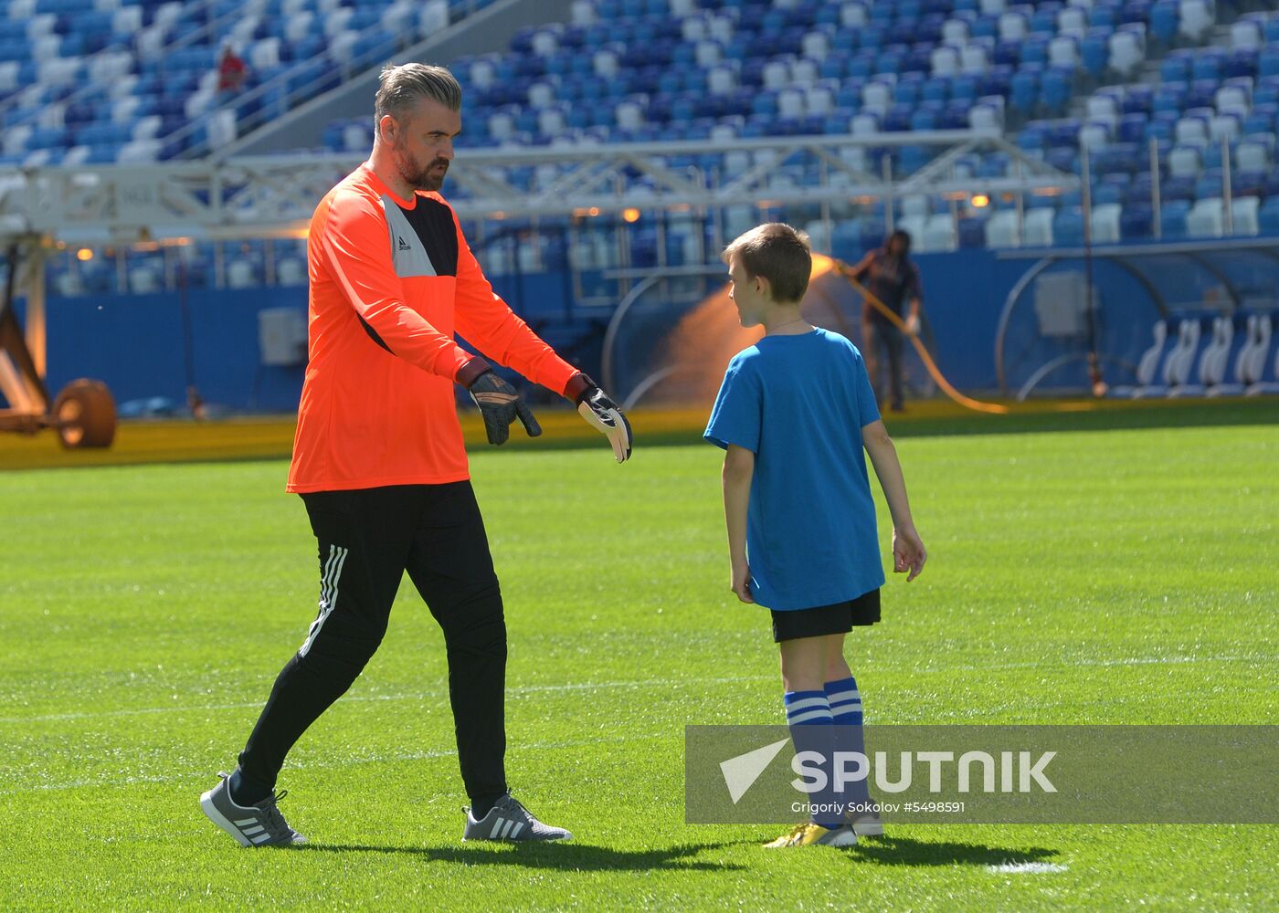 Stipe Pletikosa visits Nizhny Novgorod Stadium