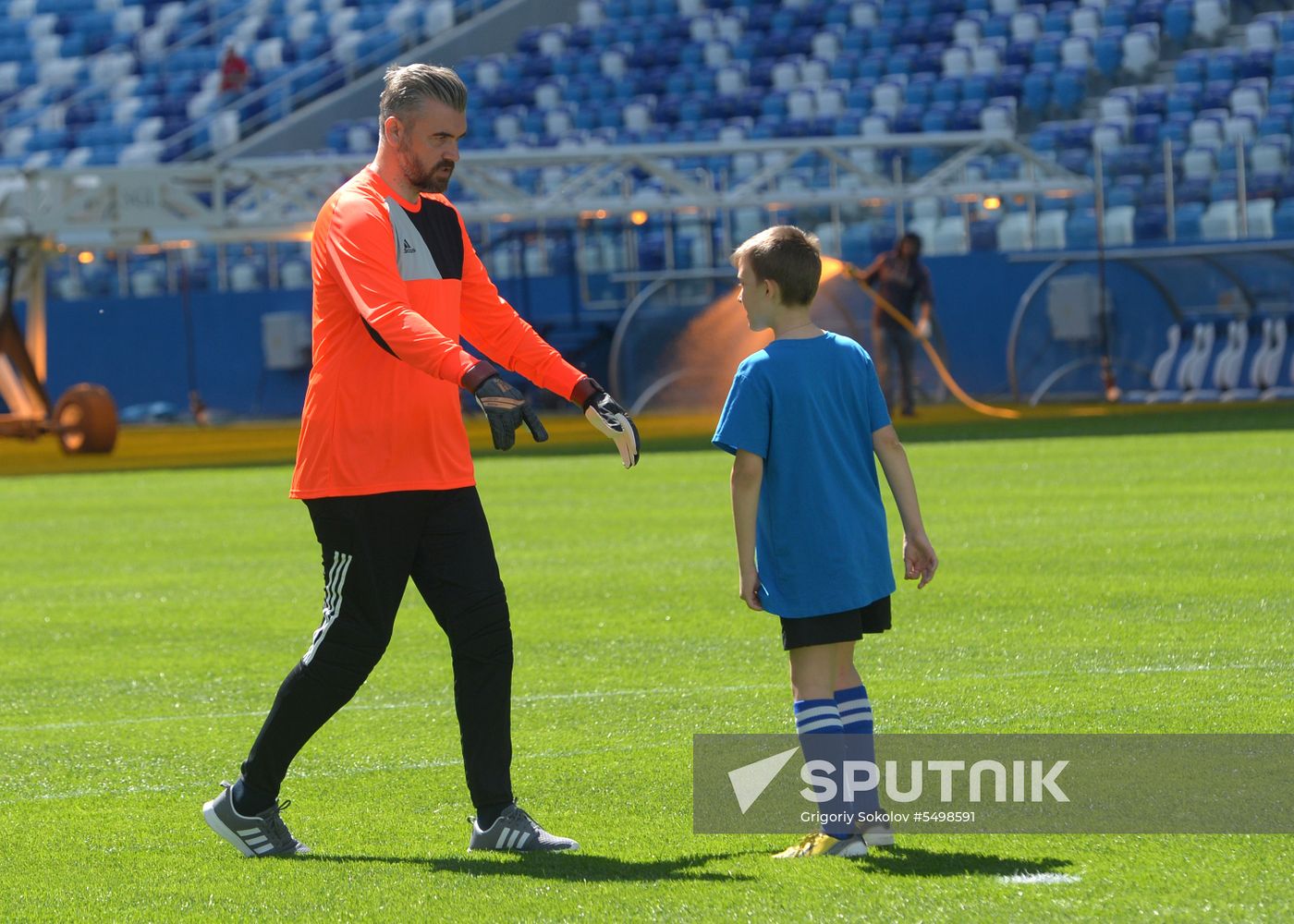Stipe Pletikosa visits Nizhny Novgorod Stadium