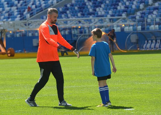 Stipe Pletikosa visits Nizhny Novgorod Stadium