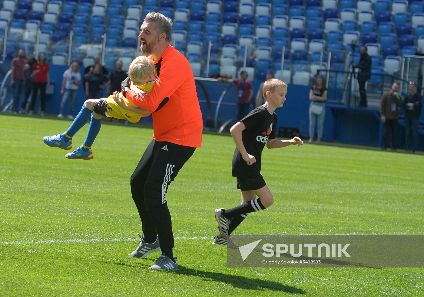 Stipe Pletikosa visits Nizhny Novgorod Stadium