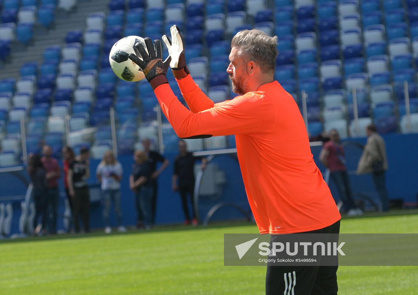 Stipe Pletikosa visits Nizhny Novgorod Stadium