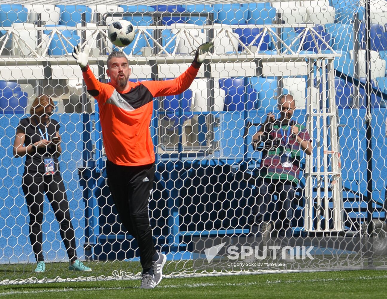 Stipe Pletikosa visits Nizhny Novgorod Stadium