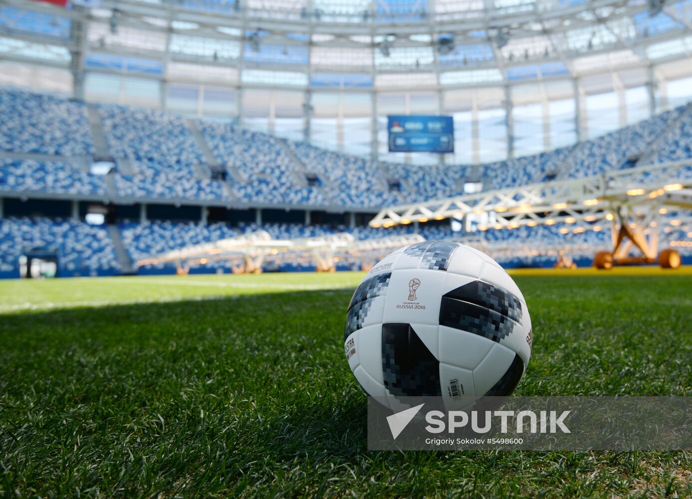 Stipe Pletikosa visits Nizhny Novgorod Stadium