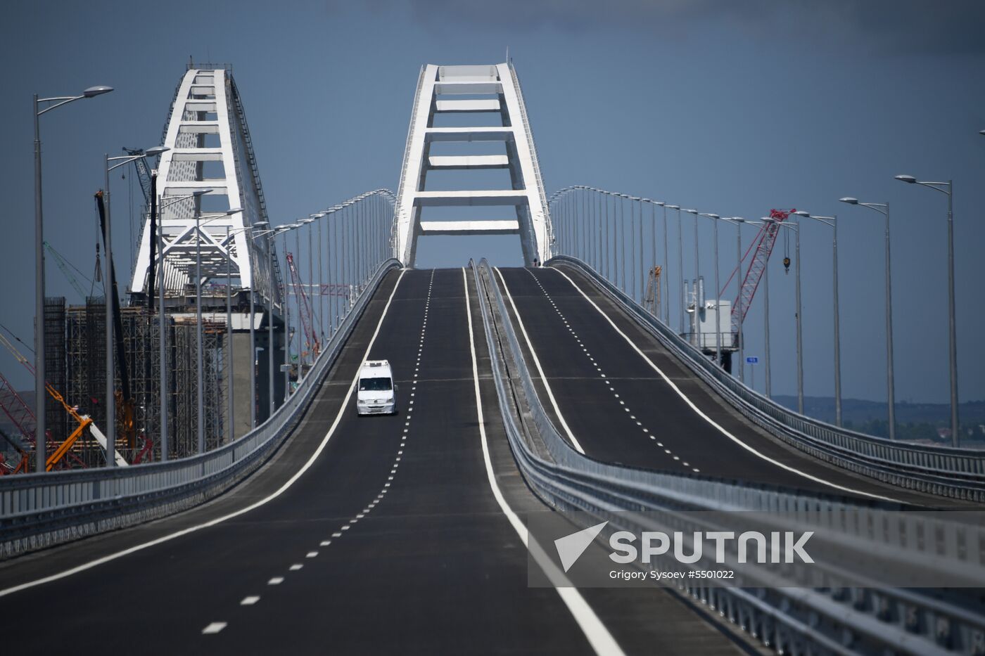 Crimean bridge opens for automobile transport