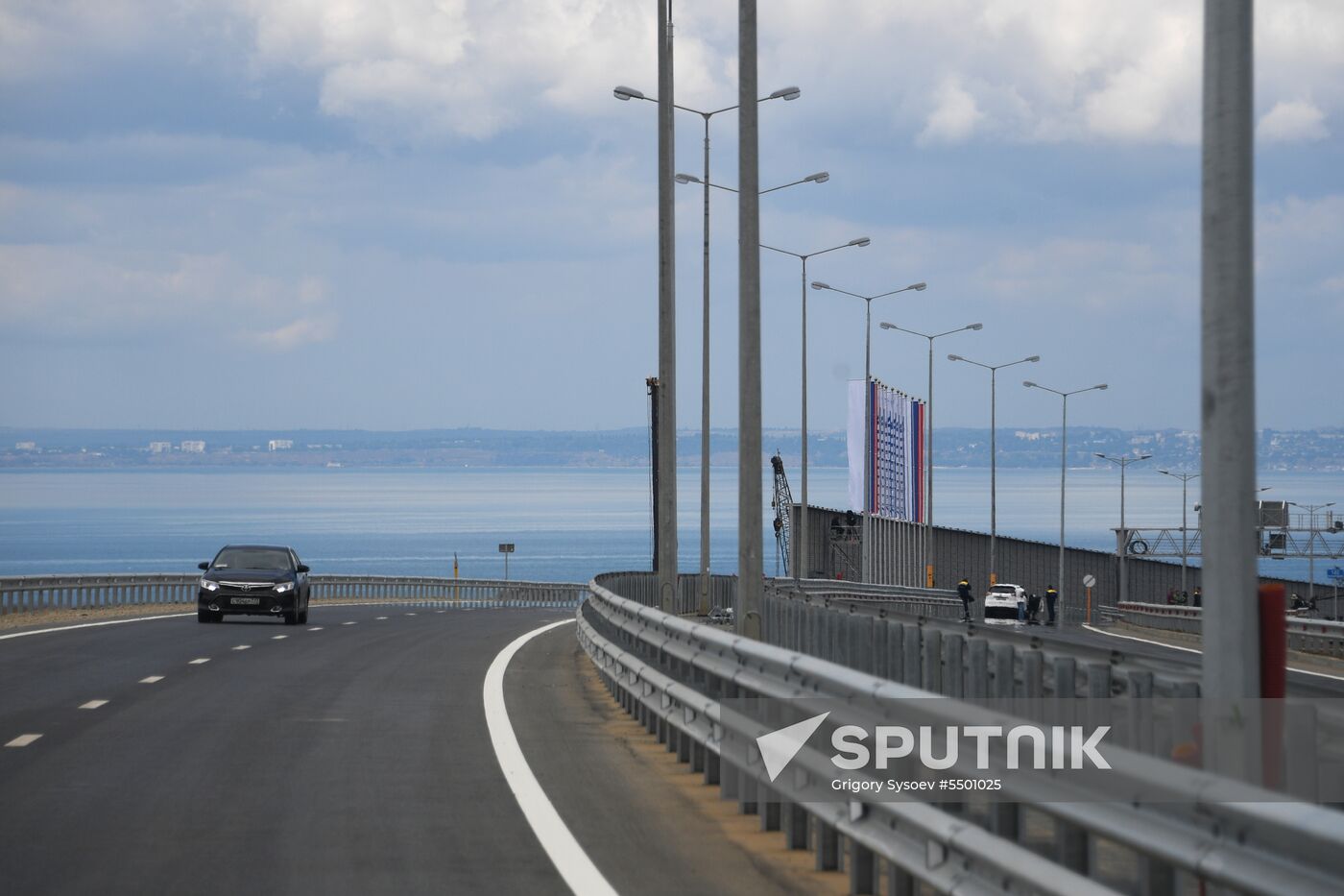 Crimean bridge opens for automobile transport