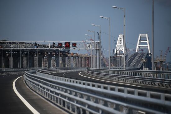 Crimean bridge opens for automobile transport