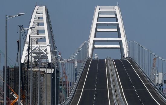 Crimean bridge opens for automobile transport