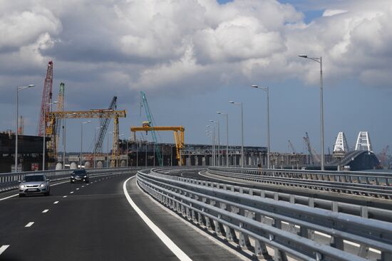 Crimean bridge opens for automobile transport