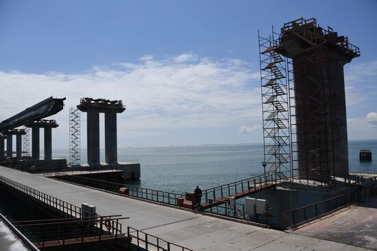 Crimean bridge opens for automobile transport