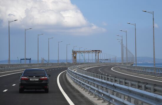Crimean bridge opens for automobile transport