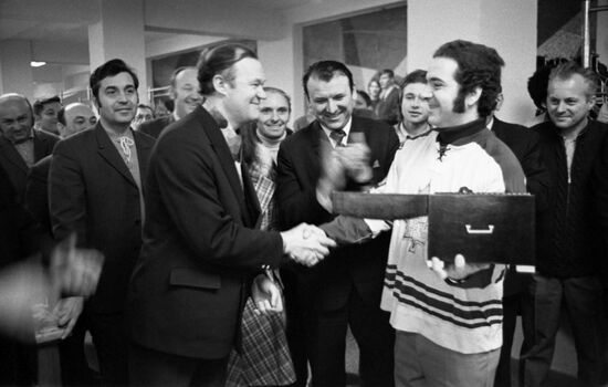 Canadian diplomats win international ice hockey tournament