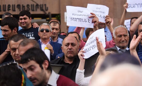 Protesters in Yerevan demand city mayor's resignation